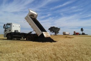 Mais agricultores no PR passaram a usar o lodo de esgoto como adubo em suas terras