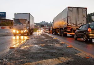 Força dos ventos prejudica tráfego de caminhões nas rodovias catarinenses