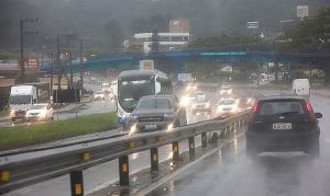 Ciclone causa estragos e interdita rodovias no Sul do Brasil