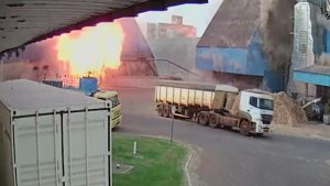 Imagem de dentro da cooperativa mostra momento exato da explosão