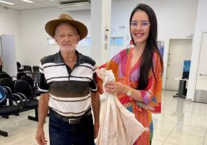 O presente agro é diferente: para agradecer atendimento, produtor dá galinha para gerente bancária