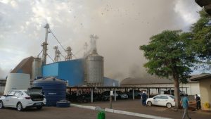 Poeira combustível pode ter causado explosão em unidade de grãos da cooperativa, diz Corpo de Bombeiros