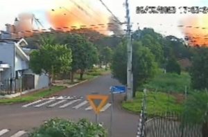 Câmera grava momento da explosão na unidade de grãos em cooperativa do PR