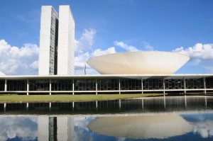 Câmara aprova PEC da reforma tributária que altera cobranças sobre o consumo