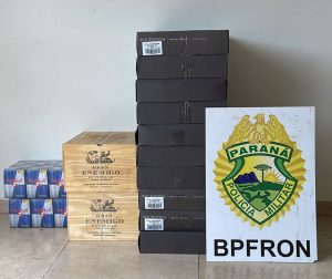 Muito vinho e nada legalizado: bebidas estrangeiras são apreendidas dentro de carro