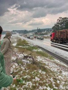 Cidade de Santa Catarina fica coberta de pedras brancas após chuva de granizo