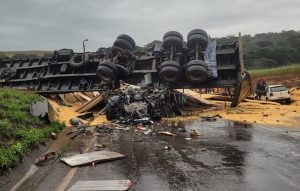Motorista de caminhão que transportava milho morre em acidente no PR