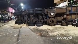 Impressionante: desgovernado, caminhão carregado de soja atinge vários veículos no PR
