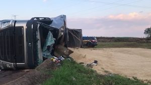 Carga de soja fica espalhada após tombamento no Contorno Oeste, em Cascavel