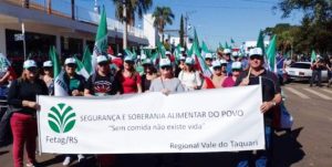 Produtores de leite do RS participam de protesto na fronteira com a Argentina