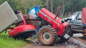 Trator parte ao meio em acidente no Paraná