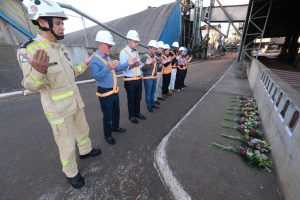 Minuto de silêncio marca homenagem para vítimas da explosão em cooperativa