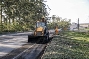 Acesso dos caminhões a Paranaguá recebe limpeza e sinalização para melhoria no escoamento