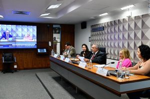 Pequenos produtores de leite recorrem ao Senado para estancar crise no setor