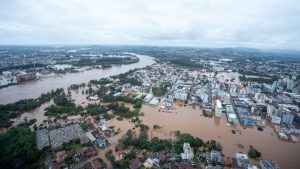Vítimas do desastre climático no RS vão receber apoio para recomeçar