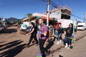 Trabalho que não para: voluntários se unem na reconstrução de cidades afetadas pelas enchentes no RS