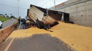 Milho fica espalhado pela pista após tombamento no Trevo Cataratas, em Cascavel