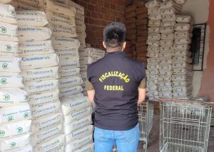 Tudo irregular! Polícia apreende toneladas de farinha de trigo em depósito no PR