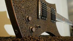 Guitarra feita com grãos de café? Tem, sim!