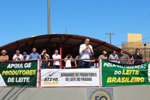 Produtores de leite realizam manifestação com carreata