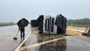 Motorista tomba carreta carregada com soja em rodovia no Paraná