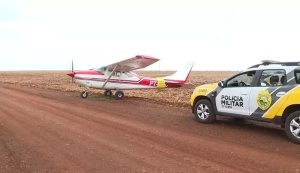 Avião faz pouso forçado em lavoura de milho