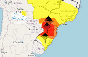 Tempestade causa alagamentos no Paraná e alerta de perigo continua