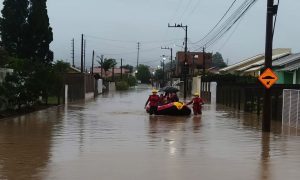 Santa Catarina registra duas mortes e 132 cidades atingidas por fortes chuvas