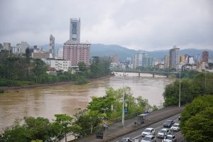Governador alerta para piora no cenário de chuvas em SC e determina fechamento das barragens