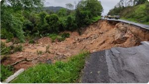 Deslizamento na BR-476 impede trânsito de veículos pesados