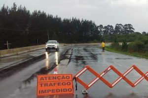 Curitiba atinge volume histórico de chuva e rodovias são bloqueadas