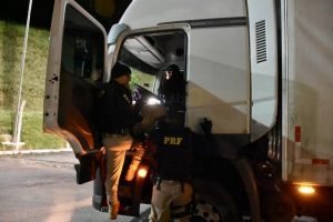 Por fora frango, por dentro maconha. Carga escondia mais de 1 tonelada da droga