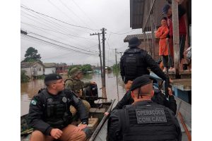 Não bastasse a enchente, bandidos agem em casas alagadas