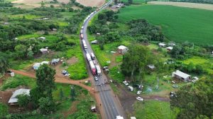 Paraná: Indígenas bloqueiam BR-373 e trânsito complica