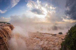 Cataratas chega a vazão de 24 milhões de litros e afeta moradias