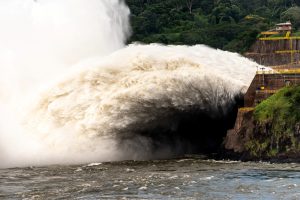 Excesso de chuva obriga Itaipu a abrir vertedouro para garantir segurança da barragem