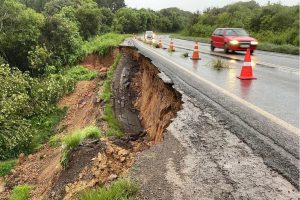 Alagamentos, rios que transbordaram e deslizamentos afetam rodovias no PR