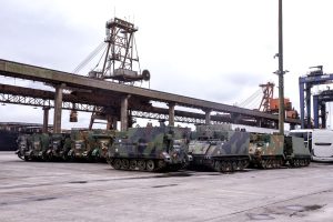 Porto de Paranaguá recebe mais 30 veículos blindados para o Exército Brasileiro