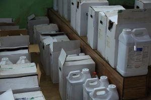 Agricultores recebem produto que reduz mosquitos