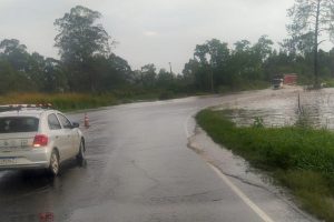 Cheia no rio Tibagi gera pontos de bloqueio em rodovias do PR