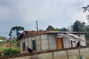 Sem energia nem água: temporais afetam fornecimento em cidades do Paraná