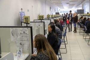 Mais de 15 mil vagas de emprego estão disponíveis no PR; linha de produção lidera, mais uma vez, as ofertas