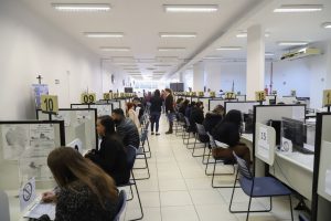 Mais de 15 mil vagas de emprego estão disponíveis no PR; maioria é de auxiliar de produção