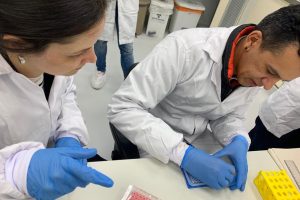 Lacen-PR participa de projeto de monitoramento genômico