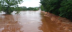 PR-495 é interditada após rio transbordar no Oeste do Paraná