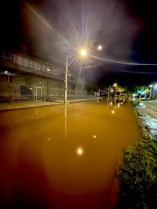 Água do Rio Guaíba invade ruas de Porto Alegre; distrito foi completamente afetado pela enchente