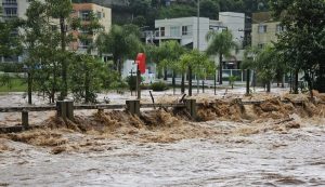CHUVA X PREJUÍZOS: Carros foram levados pelo rio em Santa Catarina