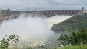 Vertedouros de Itaipu são abertos; Rio Paraná deve ser manter em nível seguro