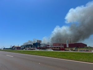 Cascavel: 48 horas depois de incêndio em empresa de alimentos, trabalho dos bombeiros continua