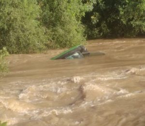 Homem que dirigia trator morre após cair em buraco de rio e ser arrastado pela água